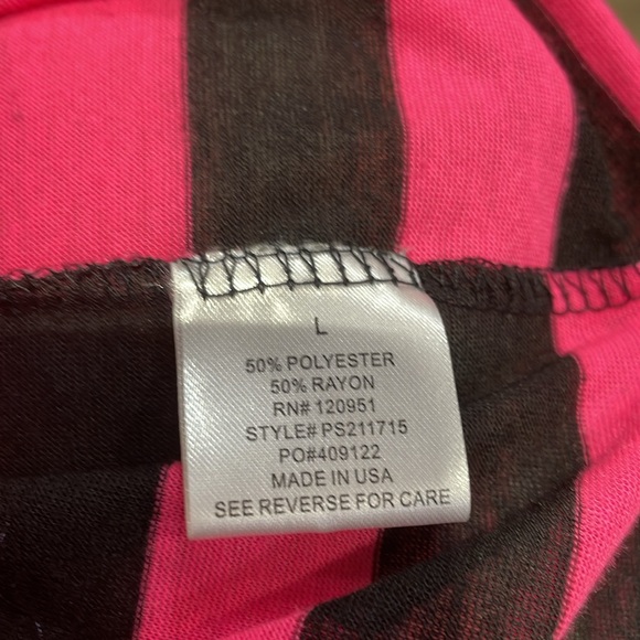 Ladies cap sleeved black and pink shirt with zipper detail on back of neck. - Picture 4 of 5